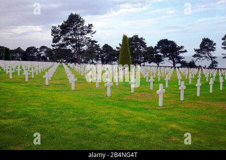 Le cimetière militaire américain Saint-Laurent sur Omaha Beach en Normandie près de Colleville-sur-Mer. 9238 croix de marbre blanc sont des rappels silencieux sur un tapis vert. Banque D'Images