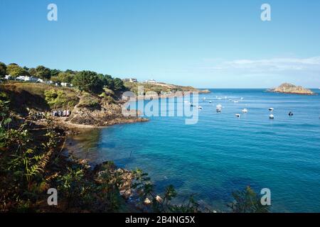 Vue sur la mer de la baie de Mont-Saint-Michel sur le chemin panoramique Cancale jusqu'à la Pointe du Grouin. Département d'Ille-et-Vilaine. En Bretagne Banque D'Images