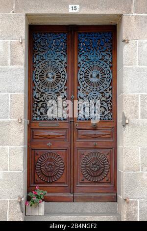 Porte avant décorée avec goût dans un style Art nouveau. Pontrieux est une commune française, située dans le département des Côtes-d'Armor et la région Bretagne. Il se trouve sur les rives de la rivière Trieux Banque D'Images