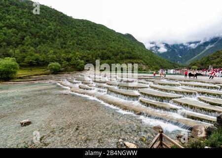 Longue exposition à l'une des nombreuses cascades couleur émeraude de Blue Moon Valley au pied de Jade Dragon Snow Mnt (Yulong Xue Shan) à Lijiang, Yunnan Banque D'Images