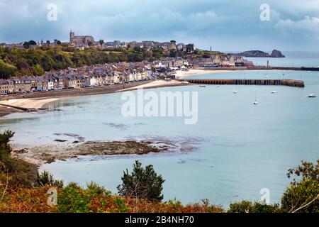 Cancale est une commune française, située dans le département de l'Ille-et-Vilaine et la région Bretagne du Nord. Il est situé au nord-ouest de la baie de Mont-Saint-Michel, sur la Côte d'Émeraude. Vue sur le front de mer à marée basse. Banque D'Images