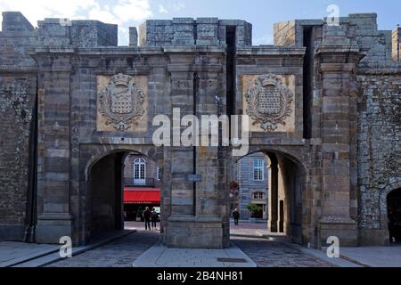 Saint-Malo est une ville portuaire sur la Côte d'Emeraude en Bretagne, dans le nord-ouest de la France. La porte Saint-Vincent est l'une des trois portes de la ville à travers laquelle vous pouvez rejoindre la vieille ville de Ville Close. Banque D'Images