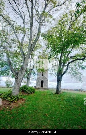 Le Mont Dol est un morceau de granit de 65 mètres de haut dans un paysage breton plat, sur le plateau dont il y a divers bâtiments. La statue de notre-Dame couronne la tour d'observation. Banque D'Images