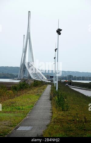 Le Pont de Normandie est un pont suspendu par câble, qui a la plus grande envergure d'Europe à 856 M. Il traverse l'estuaire de la Seine et relie le Havre sur la rive droite au nord avec Honfleur sur la rive gauche au sud. Banque D'Images