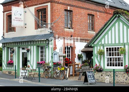 Restaurant dans une ancienne usine sur une route de campagne dans le Calvados en Normandie. La spécialité est Moules a la crème Fermiere - moules à crème agricole. Banque D'Images