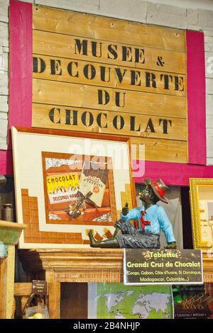 Fécamp est une ville française sur la Côte d'Albatros. Dans le département Seine-Maritime de la région Normandie. Il est situé au niveau de la mer directement sur la Manche entre Dieppe et le Havre. Le musée du chocolat Hautot et boutique. Banque D'Images