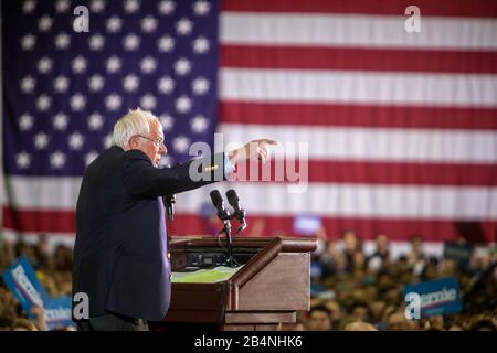 Detroit, Michigan, États-Unis. 6 mars 2020. Un rallye de campagne présidentielle Bernie Sanders au centre-ville de Detroit a attiré des milliers de personnes, juste quelques jours avant l'élection primaire démocratique du 10 mars. Crédit: Jim West/Alay Live News Banque D'Images