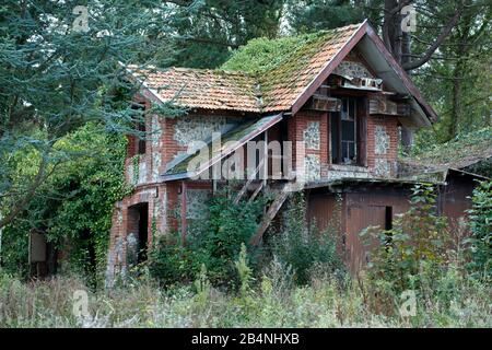 Fécamp est une ville française sur la Côte d'Albatros. Dans le département Seine-Maritime de la région Normandie. Il est situé au niveau de la mer directement sur la Manche entre Dieppe et le Havre. Villa abandonnée en périphérie. Banque D'Images