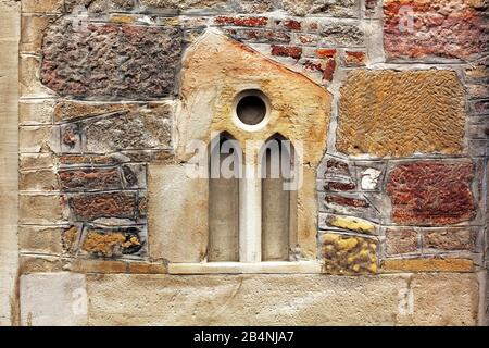 Colmar est une ville d'Alsace en France. La vieille ville est caractérisée par des rues pavées et des maisons à colombages du Moyen âge et de la Renaissance. Banque D'Images