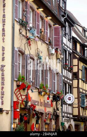 Colmar est une ville d'Alsace en France. La vieille ville est caractérisée par des rues pavées et des maisons à colombages du Moyen âge et de la Renaissance. Banque D'Images