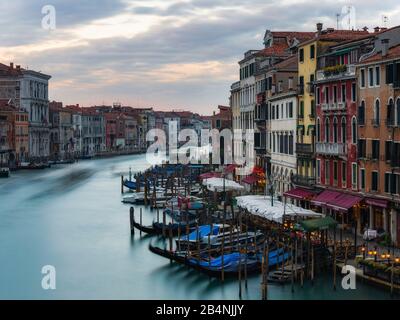 Vue depuis le pont du Rialto, le Grand Canal, Venise, Italie, gondoles longue exposition, en regardant vers San Marco Banque D'Images