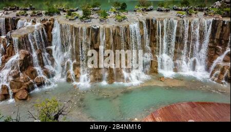 Vue aérienne des chutes d'eau couleur émeraude à Blue Moon Valley au pied De Jade Dragon Snow Mnt (Yulong Xue Shan) à Lijiang, province du Yunnan, Chine Banque D'Images