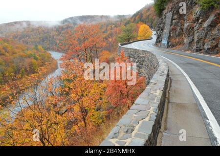 The Hawk's Nest, Port Jervis, New York, route sinueuse et points de vue pittoresques dans la vallée du Delaware River, États-Unis Banque D'Images