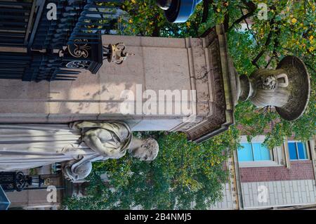 Statue en pierre à l'Université de Columbia à New York Banque D'Images