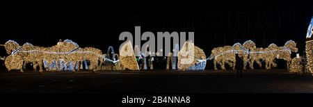 Deutschland, Sachsen-Anhalt, Magdeburg, auf dem Domplatz stehen beleuchtete Weihnachtskugeln und Pferde, die den berühmten Magdeburger Halbkugelversuc Banque D'Images