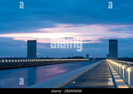 L'Allemagne, la Saxe-Anhalt, Magdeburg, la traversée de la voie navigable, le canal Mittelland coule dans un pont traversant sur l'Elbe, ambiance de soirée Banque D'Images