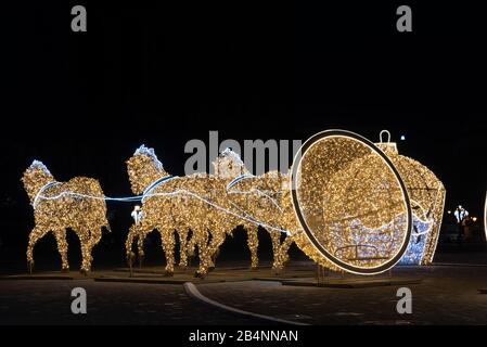 Deutschland, Sachsen-Anhalt, Magdeburg, auf dem Domplatz stehen beleuchtete Weihnachtskugeln und Pferde, die den berühmten Magdeburger Halbkugelversuc Banque D'Images