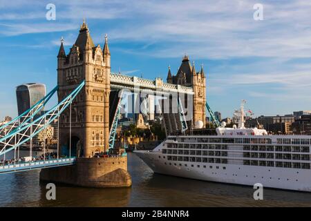 L'Angleterre, Londres, Silversea navire de luxe en passant par vent d'argent le Tower Bridge Banque D'Images