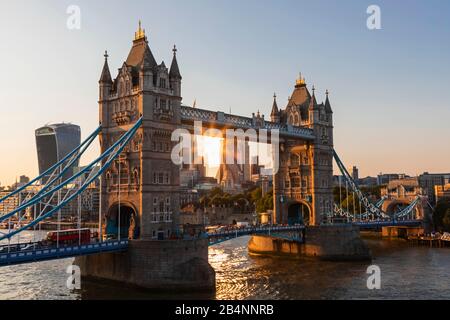 L'Angleterre, Londres, Tower Bridge en fin d'après-midi la lumière Banque D'Images