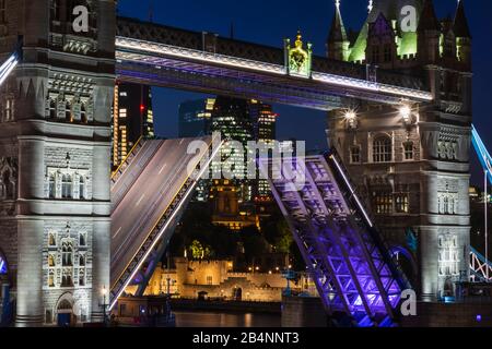 L'Angleterre, Londres, Tower Bridge, à proximité de Tower Bridge ouverte la nuit Banque D'Images