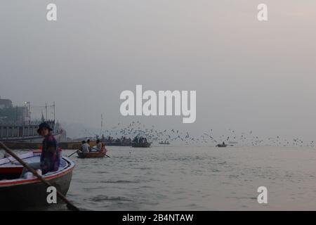 Canotage au lever du soleil sur la Sainte rivière Ganges Banque D'Images