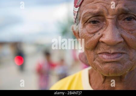 Uniao dos Palmares, Alagoas, Brésil - 17 juin 2016 : femme senior de quilombola dans les rues d'Uniao dos Palmares Banque D'Images