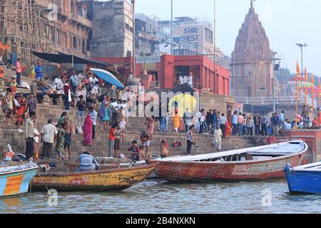 Les gens d'Aashi Ghat pour le bain Saint dans le Ganga River Banque D'Images