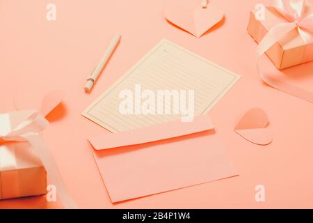 Woman's day Greeting card, enveloppe avec un décor en forme de coeur. lettre d'amour, la surprise, la notion de célébration Banque D'Images