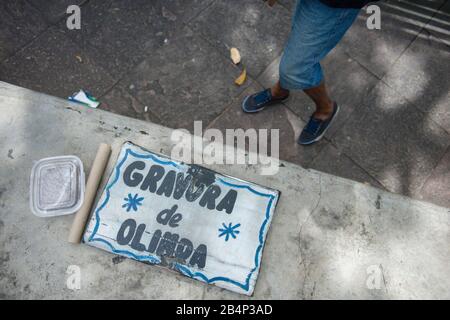 Olinda, Pernambuco, Brésil - 06 juin 2016 : détail de l'artiste vendant des imprimés sur la place haute 'Alto da Sé' dans la ville historique d'Olinda Banque D'Images