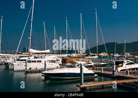 Bateaux amarrés à la Marina de sérénité à Sanya sur l'île de Hainan en Chine. Banque D'Images