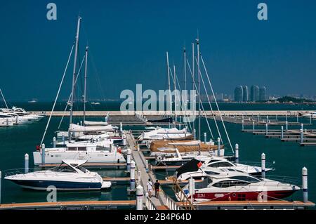 Bateaux amarrés à la Marina de sérénité à Sanya sur l'île de Hainan en Chine. Banque D'Images