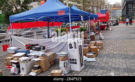 Shenzhen, Chine: Dans une ère de prévention et de résistance au nouveau coronavirus, les articles de livraison express ne vont pas dans les quartiers mais sont stacke Banque D'Images