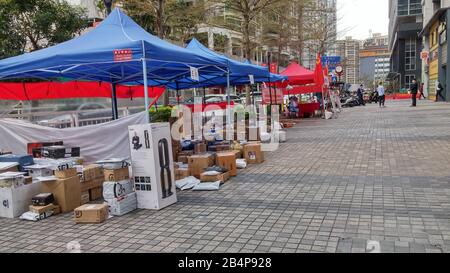 Shenzhen, Chine: Dans une ère de prévention et de résistance au nouveau coronavirus, les articles de livraison express ne vont pas dans les quartiers mais sont stacke Banque D'Images