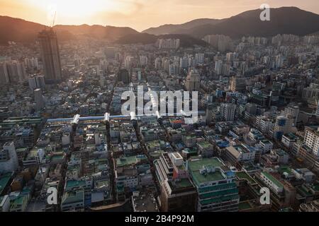 Busan, Corée du Sud - 14 mars 2018 : Busan citycape avec soleil rétroéclairé, vue sur les oiseaux. Quartier de Jung-gu, marché de Gukje Banque D'Images