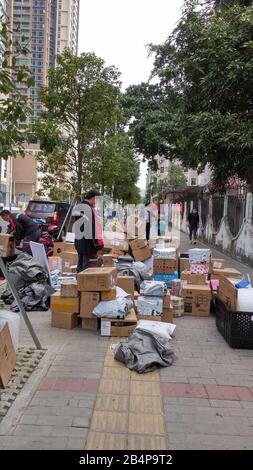 Shenzhen, Chine: Dans une ère de prévention et de résistance au nouveau coronavirus, les articles de livraison express ne vont pas dans les quartiers mais sont stacke Banque D'Images