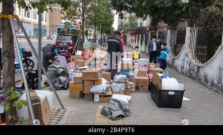 Shenzhen, Chine: Dans une ère de prévention et de résistance au nouveau coronavirus, les articles de livraison express ne vont pas dans les quartiers mais sont stacke Banque D'Images