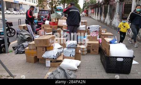 Shenzhen, Chine: Dans une ère de prévention et de résistance au nouveau coronavirus, les articles de livraison express ne vont pas dans les quartiers mais sont stacke Banque D'Images