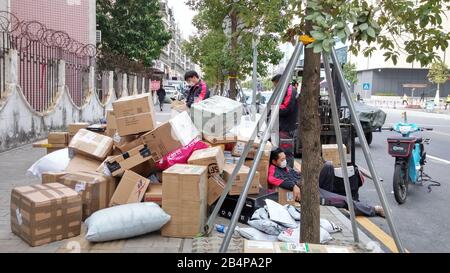 Shenzhen, Chine: Dans une ère de prévention et de résistance au nouveau coronavirus, les articles de livraison express ne vont pas dans les quartiers mais sont stacke Banque D'Images