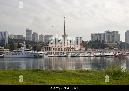 Russie, Sotchi, octobre 2019: Station marine, complexe du Port dans le quartier central. Banque D'Images