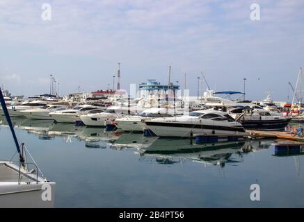 Russie, Sotchi, octobre 2019: Station marine, complexe du Port dans le quartier central. Banque D'Images