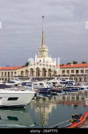 Russie, Sotchi, octobre 2019: Station marine, complexe du Port dans le quartier central. Banque D'Images