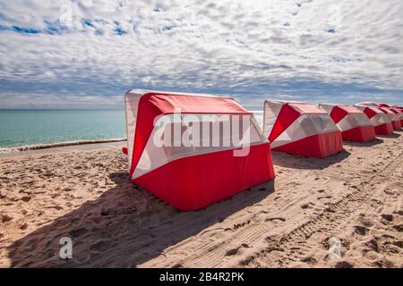 Plage de Hollywood, Floride. Tentes à baldaquin à l'ombre du soleil sur la plage. Banque D'Images