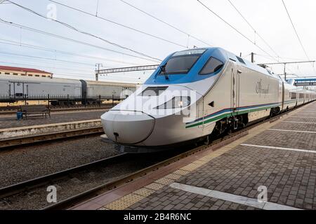 Samarkand à Boukhara, gare ferroviaire Samarqand, Samarkand, Ouzbékistan Banque D'Images