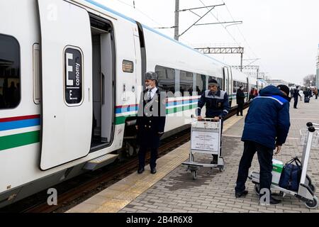 Samarkand à Boukhara, gare ferroviaire Samarqand, Samarkand, Ouzbékistan Banque D'Images