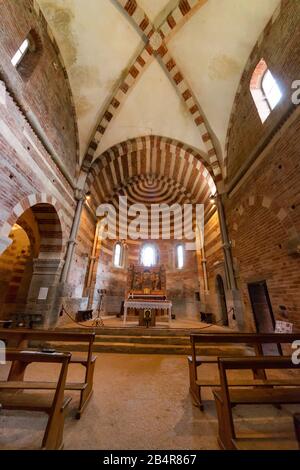 Aperçu de l'Abbaye de Vezzolano, Albugnano, Monferrato collines, Piémont, Italie Banque D'Images