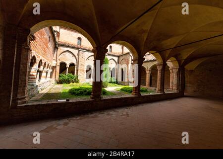 Aperçu de l'Abbaye de Vezzolano, Albugnano, Monferrato collines, Piémont, Italie Banque D'Images