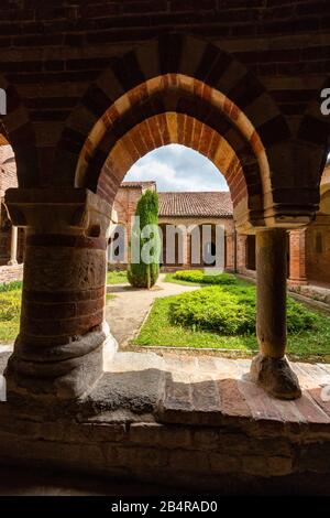 Aperçu de l'Abbaye de Vezzolano, Albugnano, Monferrato collines, Piémont, Italie Banque D'Images