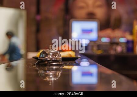 Sélection de la vue de mise au point sur la sonnerie Pour appeler le service au comptoir au bar devant la cuisine avec un flou de fond de l'atmosphère du restaurant. Banque D'Images