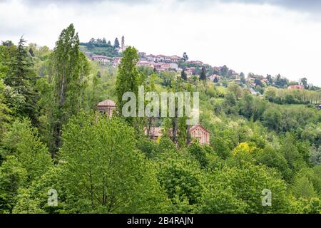 Vue sur le paysage d'Albugnano sur les collines de Monferrato, Asti, Piémont Banque D'Images