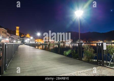 Lac de Lugano la nuit. Vue panoramique sur Porto Ceresio, Italie Banque D'Images